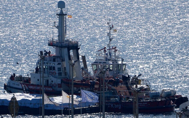 Un navire, à gauche, appartenant au groupe d'aide Open Arms quittant Larnaca, à Chypre, à destination de Gaza avec 200 tonnes de riz et de farine, le 12 mars 2024. (Crédit : Petros Karadjias/AP Photo) Un navire, à gauche, appartenant au groupe d'aide Open Arms quittant Larnaca, à Chypre, à destination de Gaza avec 200 tonnes de riz et de farine, le 12 mars 2024. (Crédit : Petros Karadjias/AP Photo)