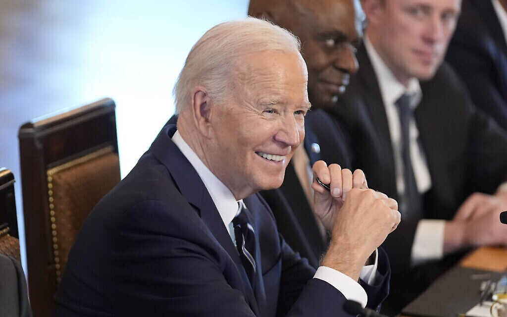 Le président américain Joe Biden (à gauche), le Secrétaire à la Défense Lloyd Austin (au centre) et le conseiller à la sécurité nationale de la Maison-Blanche, Jake Sullivan, dans la salle Est de la Maison-Blanche, le 12 mars 2024, à Washington. (Crédit : AP Photo/Andrew Harnik)
