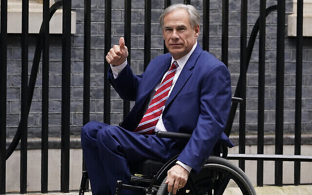 Le gouverneur du Texas, Greg Abbott, arrivant à une réunion avec la secrétaire d'État aux Affaires et au Commerce, Kemi Badenoch, à Downing Street, à Londres, le 13 mars 2024. (Crédit : Alberto Pezzali/AP Photo)