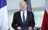 Le chancelier allemand Olaf Scholz s'adressant aux médias lors d'une conférence de presse, à Berlin, le 15 mars 2024. (Crédit : Ebrahim Noroozi/AP Photo)