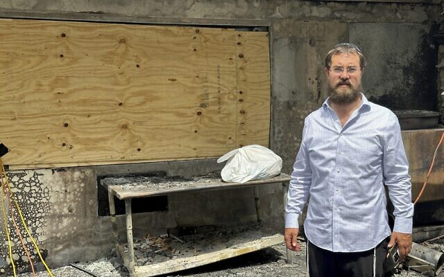 Le rabbin Chaim Slavaticki à côté du centre Juif Las Olad, endommagé par les flammes à Fort Lauderdale, en Floride, le 18 mars 2024. (Crédit : AP Photo/Terry Spencer) Le rabbin Chaim Slavaticki à côté du centre Juif Las Olad, endommagé par les flammes à Fort Lauderdale, en Floride, le 18 mars 2024. (Crédit : AP Photo/Terry Spencer)