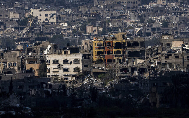 Des bâtiments détruits dans la bande de Gaza, vus du sud d'Israël, le 19 mars 2024. (Crédit : Ariel Schalit/AP Photo) Des bâtiments détruits dans la bande de Gaza, vus du sud d'Israël, le 19 mars 2024. (Crédit : Ariel Schalit/AP Photo)