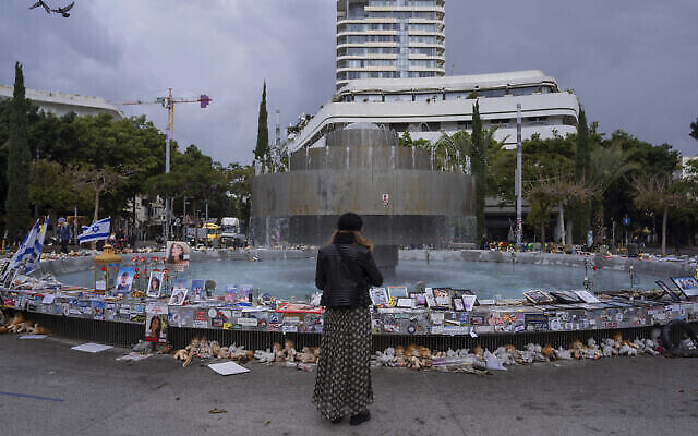 Une femme prie lors d'une veillée pour les victimes et les otages de l'attaque transfrontalière sanglante du 7 octobre du Hamas, à Tel Aviv, Israël, le 19 mars 2024. (Crédit ; AP/Oded Balilty) Une femme prie lors d'une veillée pour les victimes et les otages de l'attaque transfrontalière sanglante du 7 octobre du Hamas, à Tel Aviv, Israël, le 19 mars 2024. (Crédit ; AP/Oded Balilty)