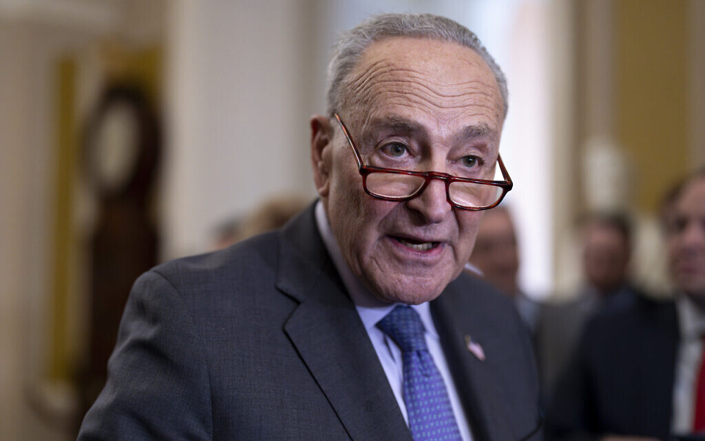 Le chef de la majorité au Sénat, Chuck Schumer, démocrate de New York, s'entretenant avec les journalistes pour discuter des efforts visant à adopter la dernière série de projets de loi sur les dépenses afin d'éviter une fermeture partielle du gouvernement, au Capitole, à Washington, le 20 mars 2024. (Crédit : J. Scott Applewhite/AP Photo) Le chef de la majorité au Sénat, Chuck Schumer, démocrate de New York, s'entretenant avec les journalistes pour discuter des efforts visant à adopter la dernière série de projets de loi sur les dépenses afin d'éviter une fermeture partielle du gouvernement, au Capitole, à Washington, le 20 mars 2024. (Crédit : J. Scott Applewhite/AP Photo)