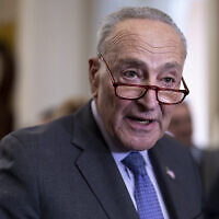 Le chef de la majorité au Sénat, Chuck Schumer, démocrate de New York, s'entretenant avec les journalistes pour discuter des efforts visant à adopter la dernière série de projets de loi sur les dépenses afin d'éviter une fermeture partielle du gouvernement, au Capitole, à Washington, le 20 mars 2024. (Crédit : J. Scott Applewhite/AP Photo)