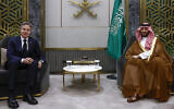 Le secrétaire d'État américain Antony Blinken rencontrant le prince héritier saoudien Mohammed ben Salmane, à Jeddah, en Arabie saoudite, le 20 mars 2024. (Crédit : Evelyn Hockstein/Pool Photo via AP)