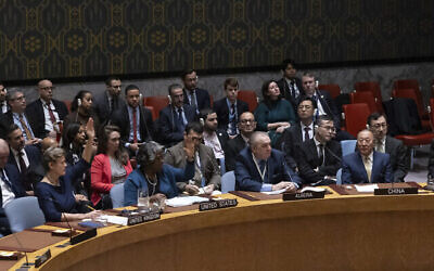 Les représentants des pays membres votant lors d'une réunion du Conseil de sécurité au siège des Nations unies, le 22 mars 2024. (Crédit : Yuki Iwamura/AP Photo)