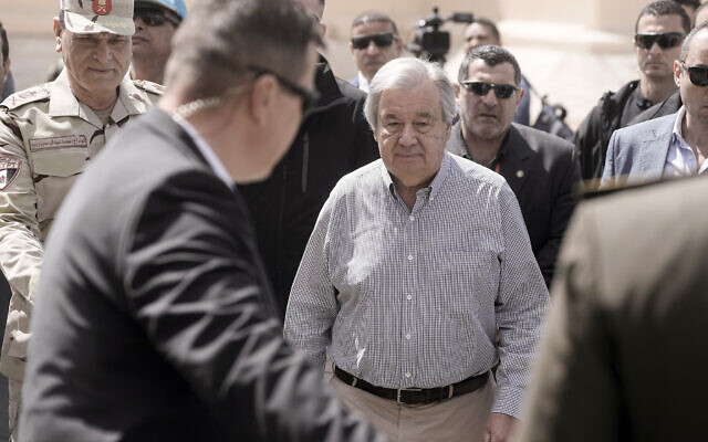 Le secrétaire-général des Nations unies Antonio Guterres, au centre, sur le tarmac de l'aéroport al-Arish, près de la frontière avec Rafah, en Égypte, avant sa visite au poste-frontière de Rafah avec la bande de Gaza, le 23 mars 2024. (Crédit :Amr Nabil/ AP Photo) Le secrétaire-général des Nations unies Antonio Guterres, au centre, sur le tarmac de l'aéroport al-Arish, près de la frontière avec Rafah, en Égypte, avant sa visite au poste-frontière de Rafah avec la bande de Gaza, le 23 mars 2024. (Crédit :Amr Nabil/ AP Photo)
