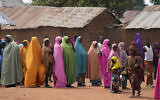 Les parents attendent des nouvelles des enfants kidnappés à l'école de Kuriqa, qui accueille des élèves du primaire et du secondaire, à Kuriqa, au Nigeria, le 9 mars 2024. (Crédit : Sunday Alamba/AP)