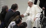 Le pape François saluant Bassam Aramin (à gauche) et Rami Elhanan lors de l'audience générale hebdomadaire, au Vatican, le 27 mars 2024. (Crédit : Gregorio Borgia/AP Photo)