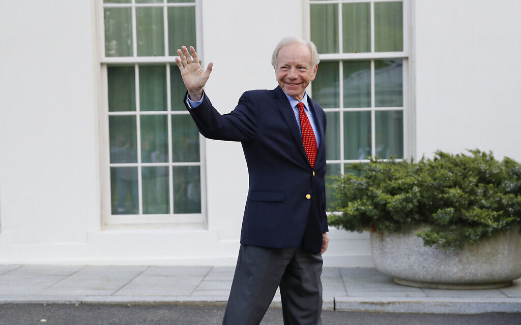 L'ancien sénateur du Connecticut Joe Lieberman saluant les membres des médias alors qu'il quitte l'aile ouest de la Maison Blanche, à Washington, le 17 mai 2017. (Credit : Pablo Martinez Monsivais/AP Photo/Archives)