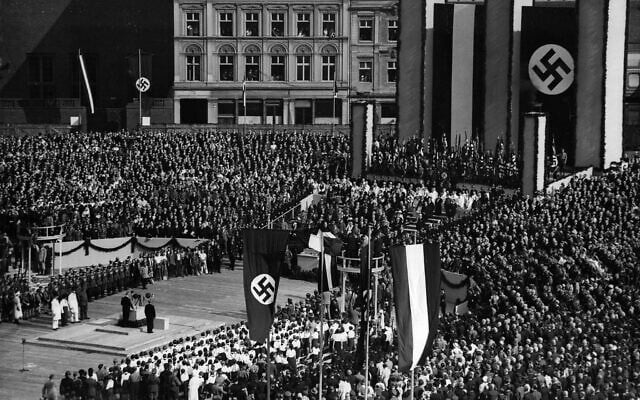 Vue générale de la fondation du nouveau bâtiment de la Reichsbank par le Dr. Hjalmar Schacht, vue depuis le toit de l'ancienne Reichsbank, à Berlin, le 5 mai 1934. (Crédit : AP Photo) Vue générale de la fondation du nouveau bâtiment de la Reichsbank par le Dr. Hjalmar Schacht, vue depuis le toit de l'ancienne Reichsbank, à Berlin, le 5 mai 1934. (Crédit : AP Photo)