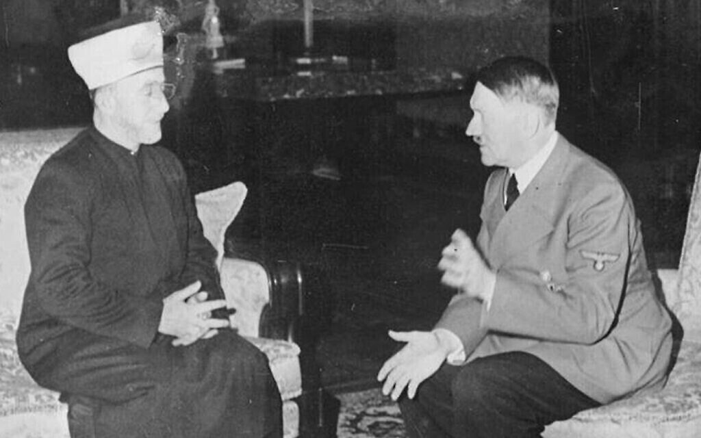 Haj Amin al-Husseini, grand mufti de Jérusalem et président du Conseil suprême islamique, avec le dictateur allemand Adolf Hitler en 1941. (Archives fédérales allemandes via Wikimedia Commons) Haj Amin al-Husseini, grand mufti de Jérusalem et président du Conseil suprême islamique, avec le dictateur allemand Adolf Hitler en 1941. (Archives fédérales allemandes via Wikimedia Commons)