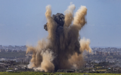 De la fumée s’élevant après une frappe aérienne israélienne dans la bande de Gaza, sur une photo prise du côté israélien de la frontière, le 6 mars 2024. (Crédit : Chaïm Goldberg/Flash90)