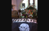 Le drapeau de la « Mezza Lyon », groupuscule d’hooligans lyonnais d’extrême droite, avec un logo nazi, lors de leur pèlerinage sur la tombe du dictateur fasciste Benito Mussolini. (Crédit : Capture d’écran X)