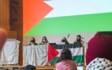 Illustration : Des étudiants anti-Israël bloquant Sciences Po Paris, le 12 mars 2024. (Crédit : X)