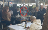 Le ministre de la Coopération régionale, David Amsalem, photographié dans une taverne, à Athènes, en mars 2024. (Crédit : Capture d’écran X)