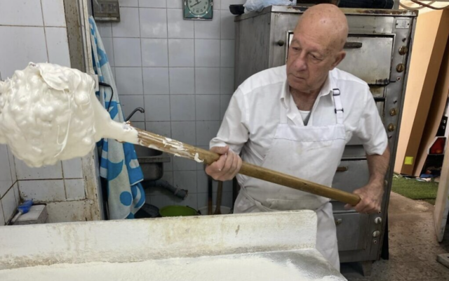 Le propriétaire Zvi David préparant du baba qadrasi, à la Konditorei David, à Petah Tikva, en mars 2024. (Crédit : Autorisation)
