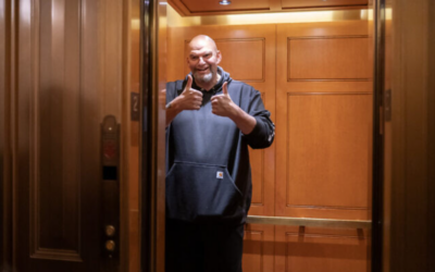 Le sénateur démocrate de Pennsylvania John Fetterman réagissant à une question des médias, à Washington, le 22 mars 2024. (Crédit : Nathan Howard/GETTY IMAGES NORTH AMERICA/Getty Images via AFP)
