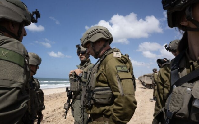 Le chef du Commandement du Sud de l'armée israélienne, le général Yaron Finkelman, à proximité de l'hôpital Shifa, dans la ville de Gaza, le 22 mars 2024. (Crédit : Armée israélienne)