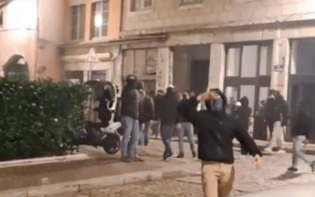 L’attaque de militants d’extrême droite contre une conférence sur Gaza, à Lyon, le 11 novembre 2023. (Crédit : Capture d’écran X)