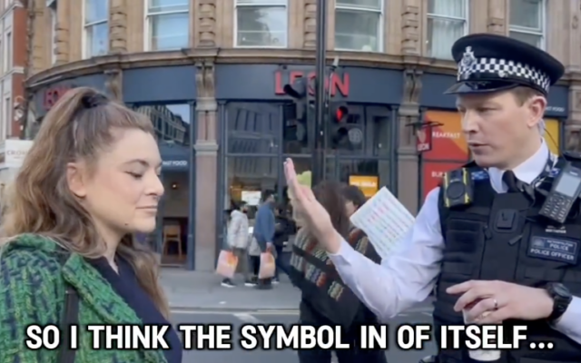 Un policier londonien disant : "Une croix gammée seule, je ne pense pas que ce soit ...", à Londres, le 30 mars 2024. (Crédit : Capture d’écran X ; utilisée conformément à l'article 27a de la loi sur les droits d'auteur)