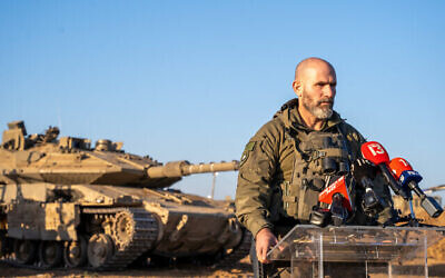 Le commandant de la 98e division, le général de brigade Dan Goldfus, s'adresse à la presse depuis la frontière de Gaza, le 13 mars 2024. (Crédit : Emanuel Fabian/Times of Israel)