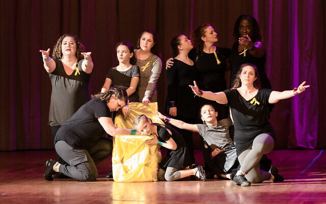 Des danseurs interprètent un spectacle de Dalia Davis en hommage aux familles des otages détenus à Gaza, lors d'une répétition générale avant le festival annuel de danse folklorique israélienne de Boston au Massachusetts Institute of Technology, le 17 mars 2024. (Crédit : Aryeh Blanshay)