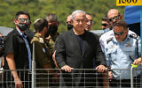 Le Premier ministre Benjamin Netanyahu, au centre, visite les lieux de la catastrophe du mont Meron aux côtés du chef de la police Kobi Shabtai, dans le nord d'Israël, le 30 avril 2021. (Crédit : David Cohen/Flash90)