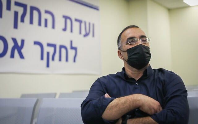 Illustration : Amit Sofer, chef du Conseil régional de Merom HaGalil, arrivant pour témoigner devant la commission d'enquête sur la catastrophe de Meron, à Jérusalem, le 5 octobre 2021. (Crédit : Flash90)