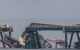 Vue d'une grue effondrée dans la mer près d'Ashkelon, le 14 mars 2023. (Crédit : Flash90)