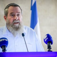 Le président de Noam, Avi Maoz, s'exprimant lors d'une cérémonie, à la Knesset, à Jérusalem, le 20 mars 2023. (Crédit : Erik Marmor/Flash90)