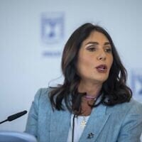 Le ministre des Transports, Miri Regev, lors d'une cérémonie organisée pour les personnalités qui procéderont à l'allumage des torches à Yom HaAtsmaout, à la Knesset de Jérusalem, le 23 avril 2023. (Crédit : Yonatan Sindel/Flash90)