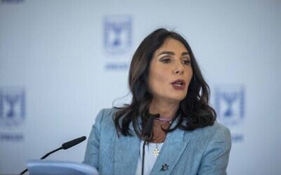 Le ministre des Transports, Miri Regev, lors d'une cérémonie organisée pour les personnalités qui procéderont à l'allumage des torches à Yom HaAtsmaout, à la Knesset de Jérusalem, le 23 avril 2023. (Crédit : Yonatan Sindel/Flash90)
