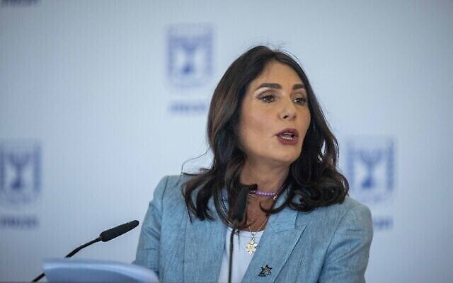 Le ministre des Transports, Miri Regev, lors d'une cérémonie organisée pour les personnalités qui procéderont à l'allumage des torches à Yom HaAtsmaout, à la Knesset de Jérusalem, le 23 avril 2023. (Crédit : Yonatan Sindel/Flash90) Le ministre des Transports, Miri Regev, lors d'une cérémonie organisée pour les personnalités qui procéderont à l'allumage des torches à Yom HaAtsmaout, à la Knesset de Jérusalem, le 23 avril 2023. (Crédit : Yonatan Sindel/Flash90)