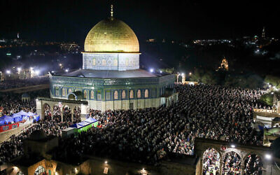 Des dizaines de milliers de fidèles musulmans prient dans l'enceinte de la mosquée Al-Aqsa, au sommet du mont du Temple, pendant le mois sacré du Ramadan, dans la vieille ville de Jérusalem, le 17 avril 2023. (Jamal Awad/Flash90/Fichier)