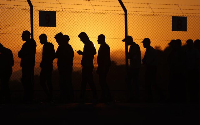 Des ouvriers palestiniens font la queue au poste-frontière d'Erez, en Israël, le 28 septembre 2023. (Crédit : Atia Mohammed/Flash90) Des ouvriers palestiniens font la queue au poste-frontière d'Erez, en Israël, le 28 septembre 2023. (Crédit : Atia Mohammed/Flash90)