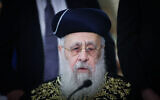 Le Grand rabbin séfarade Yitzhak Yosef lors d'une prière pour la libération des otages au Tombeau de Rachel près de Bethléem, en Cisjordanie, le 25 octobre 2023. (Crédit : Chaïm Goldberg/Flash90)