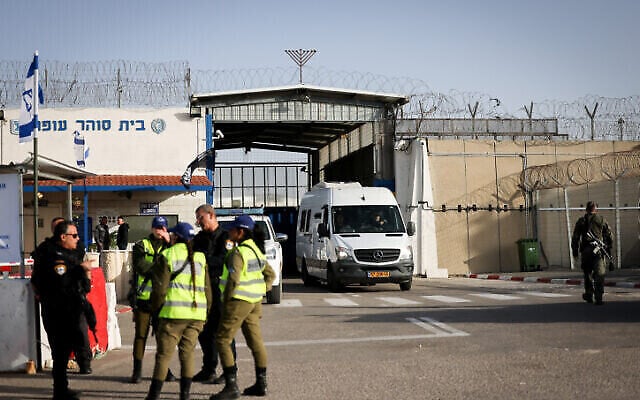 Des policiers et des soldats se tiennent devant l'entrée de la prison d'Ofer, dans les environs de Jérusalem, d'où sont supposés être libérés dans le cadre d'un accord entre Israël et le Hamas, des palestiniens condamnés pour terrorisme, le 26 novembre 2023. (Crédit : Yonatan Sindel/Flash90)