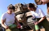 Des soldates du Corps Blindé Mécanisé de l'armée israélienne dans une zone de rassemblement située dans le sud d'Israël, près de la frontière avec Gaza, le 1ᵉʳ janvier 2024. (Crédit : Tomer Neuberg/Flash90)