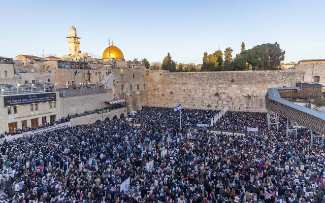 Des hommes assistant à un événement de prière de masse pour les otages israéliens à Gaza, au mur Occidental, à Jérusalem, le 10 janvier 2024. (Crédit : Chaim Goldberg/Flash90)