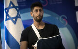 Idan Amedi, chanteur-compositeur, acteur et réserviste israélien qui a été grièvement blessé lors de la guerre à Gaza lors d'une conférence de presse à l'hôpital Sheba, à Ramat Gan, le 25 janvier 2024. (Crédit : Miriam Alster/Flash90)