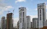 Un chantier de construction dans le quartier résidentiel de luxe Ir Yamim, dans la ville côtière de Netanya, le 14 janvier 2024. (Crédit : Shahar Yaari/Flash90)