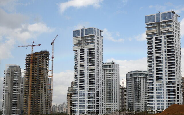 Un chantier de construction dans le quartier résidentiel de luxe Ir Yamim, dans la ville côtière de Netanya, le 14 janvier 2024. (Crédit : Shahar Yaari/Flash90)