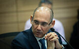 Le gouverneur de la Banque centrale d'Israël, Amir Yaron, assistant à une réunion de la commission des Finances de la Knesset, à Jérusalem, le 30 janvier 2024. (Crédit : Yonatan Sindel/Flash90)