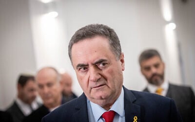 Le ministre des Affaires étrangères, Israël Katz, visitant le Memorial de la Shoah de Yad Vashem, à Jérusalem, le 19 février 2024. (Crédit : Chaim Goldberg/Flash90)
