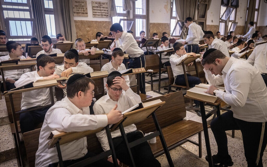 Des étudiants ultra-orthodoxes, à la Yeshiva Ponovitz, à Bnei Brak, le 27 février 2024. (Crédit : Chaïm Goldberg/Flash90)
