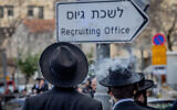 Des Juifs ultra-orthodoxes devant un bureau de recrutement de l’armée à Jérusalem, 4 mars 2024. (Crédit : Chaim Goldberg/Flash90)
