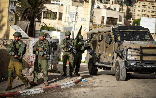 Illustration : Des soldats israéliens lors d'un raid militaire dans le camp de réfugiés d'Al-Amari près de Ramallah, en Cisjordanie, le 4 mars 2024. (Crédit : Flash90) Illustration : Des soldats israéliens lors d'un raid militaire dans le camp de réfugiés d'Al-Amari près de Ramallah, en Cisjordanie, le 4 mars 2024. (Crédit : Flash90)