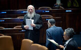 Le député Yisrael Eichler (à gauche) s'entretenant avec le député Moshe Gafni lors d'une discussion sur le budget de l'État, à la Knesset, à Jérusalem, le 12 mars 2024. (Crédit : Yonatan Sindel/Flash90)